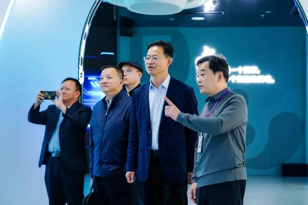 2024120602 国家广电总局发展研究中心一行赴赢咖8励丰文化调研指导